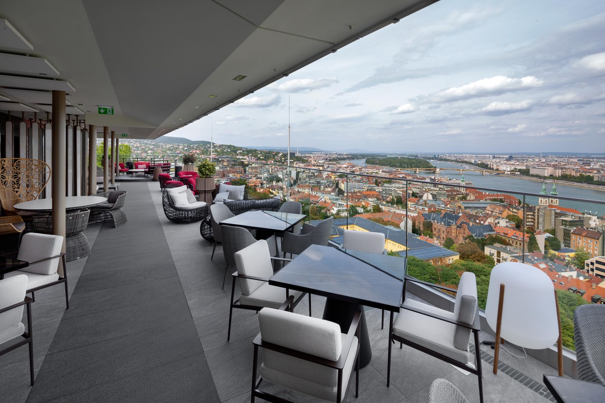 Atlas Concorde Hilton Sky Bar Hungary 009